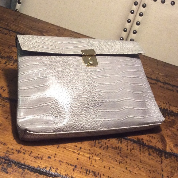 🔥Fierce Faux Crocodile Oversized Clutch💋 - Picture 1 of 7
